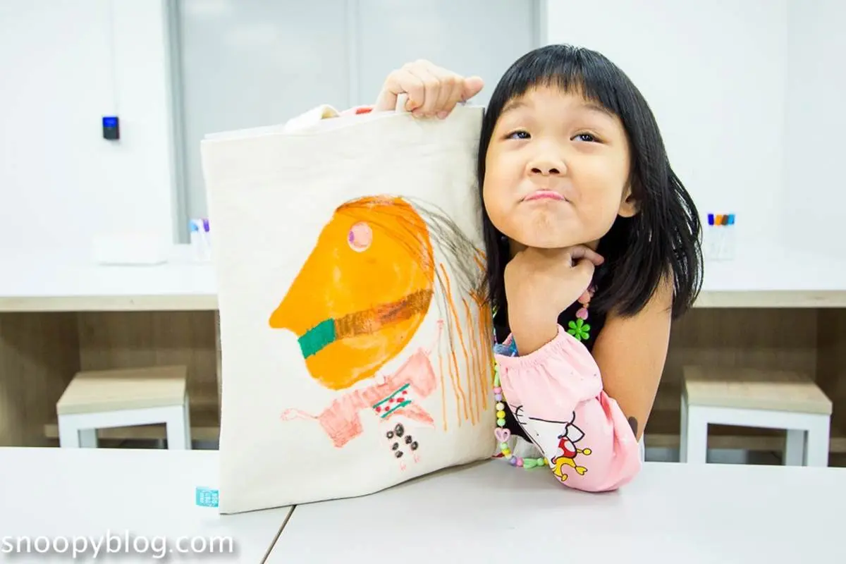 700坪親子景點！彩色筆DIY好好玩，還能美拍「60色色彩牆」、探險夜光隧道