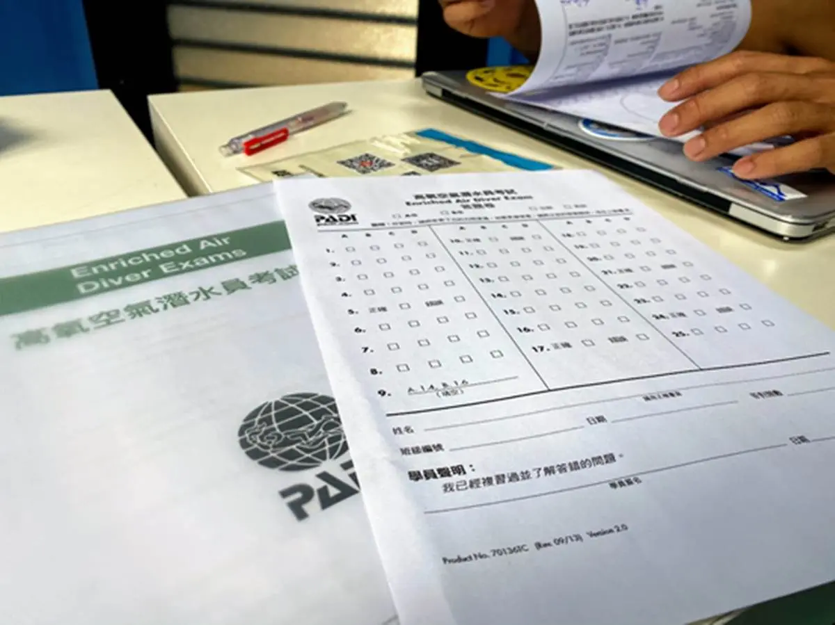 徜徉海底世界！小琉球考「進階潛水證照」全攻略，還能到美人洞、破沈船拍美照