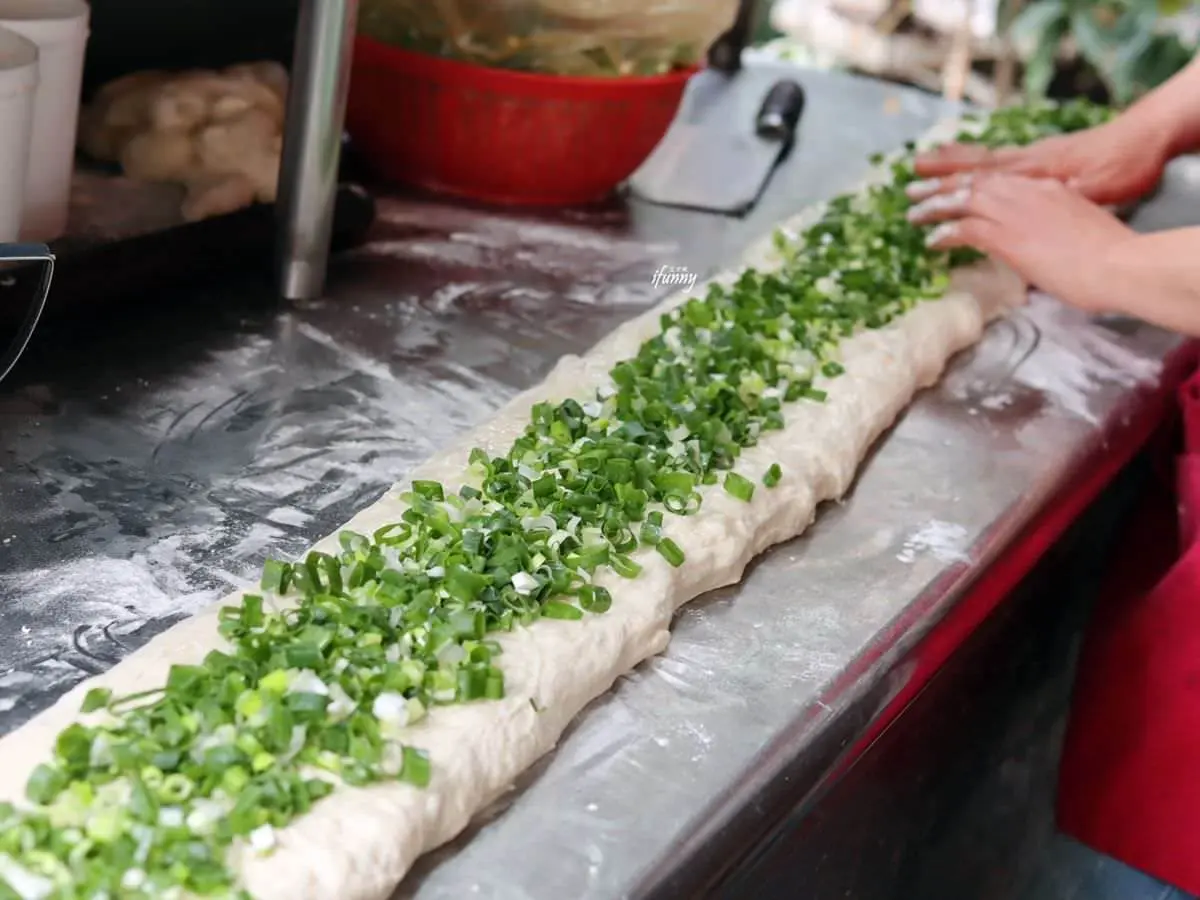 「炭香+麵香」出爐就秒殺!現做「新疆烤饢」Q勁十足,爆蔥三角餅、鹹酥餅也必吃 「炭香+麵香」出爐就秒殺!現做「新疆烤饢」Q勁十足,爆蔥三角餅、鹹酥餅也必吃