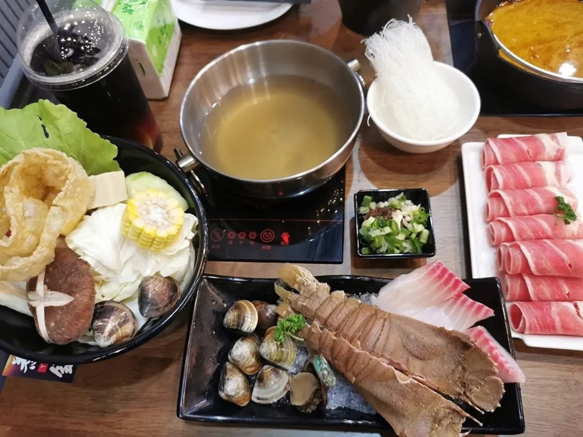 滿2鍋送肉!員林高CP值百元火鍋有16種湯頭,398元海陸鍋吃得到蝦蛄、鮑魚 滿2鍋送肉!員林高CP值百元火鍋有16種湯頭,398元海陸鍋吃得到蝦蛄、鮑魚