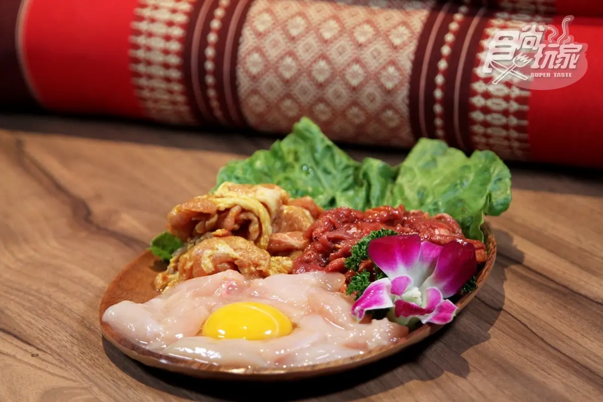 【新開店】屬牛、金牛座送588元泰奶塔！超狂叢林風泰式火鍋插旗台中，室內竟能賞月