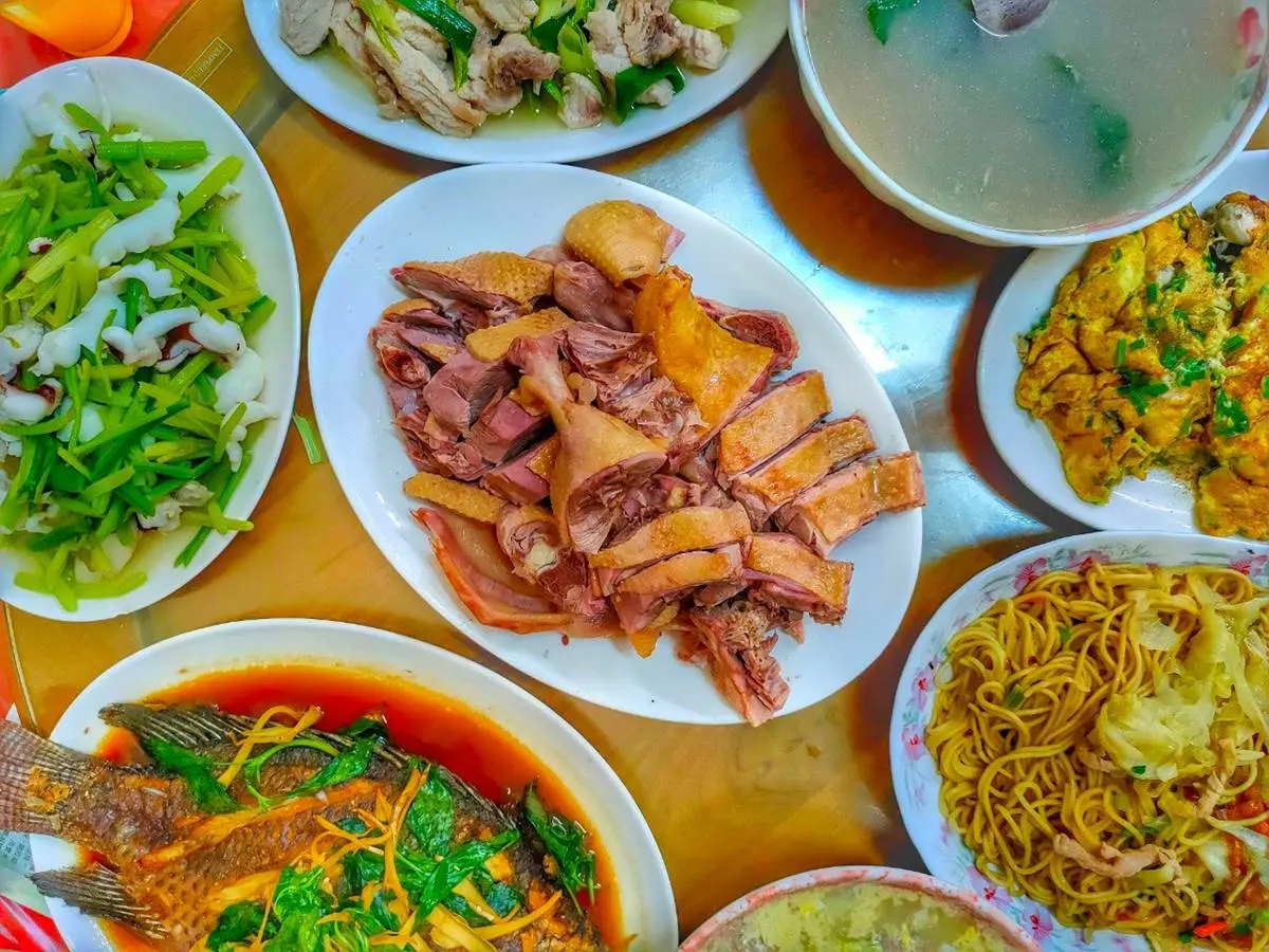 在地人帶路才吃得到！桃園5家無招牌美食：整隻蝦蒸餃、鐵皮屋烤香腸、私房熱炒店