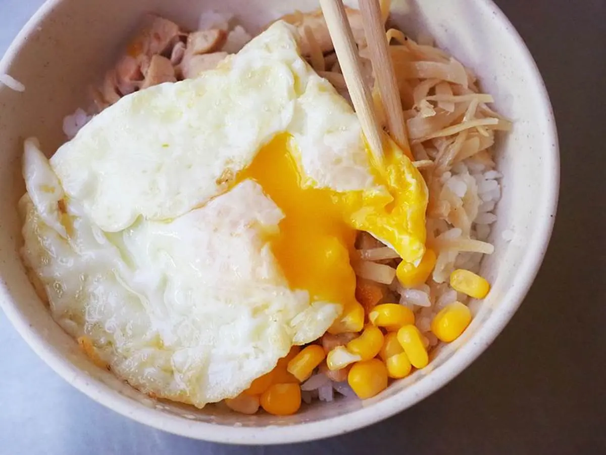 在地人帶路才吃得到！桃園5家無招牌美食：整隻蝦蒸餃、鐵皮屋烤香腸、私房熱炒店