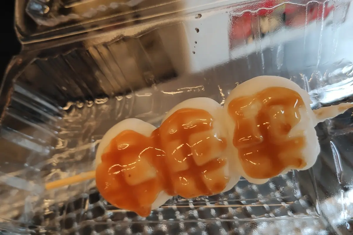 終於開賣了!唐吉訶德「醬油烤糰子」香甜上架,日式甜醬油+白玉糰子太犯規 終於開賣了!唐吉訶德「醬油烤糰子」香甜上架,日式甜醬油+白玉糰子太犯規