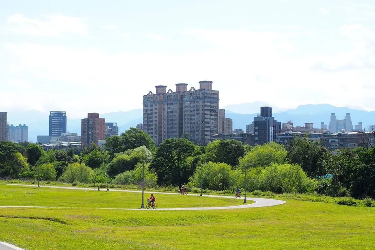 台北市區1秒偽出國!河濱公園賞13萬株「漸層紫花海」,還能打卡希臘風婚紗美拍地 台北市區1秒偽出國!河濱公園賞13萬株「漸層紫花海」,還能打卡希臘風婚紗美拍地