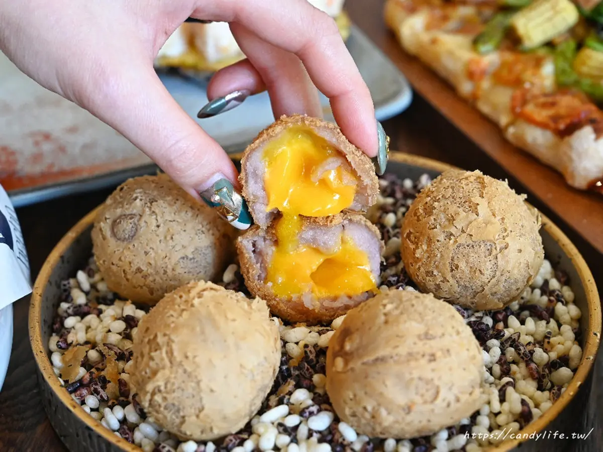 這畫面太誘人！台中5家爆餡芋頭甜點：排隊芋泥可頌、流沙炸芋球、3大球芋泥餐包