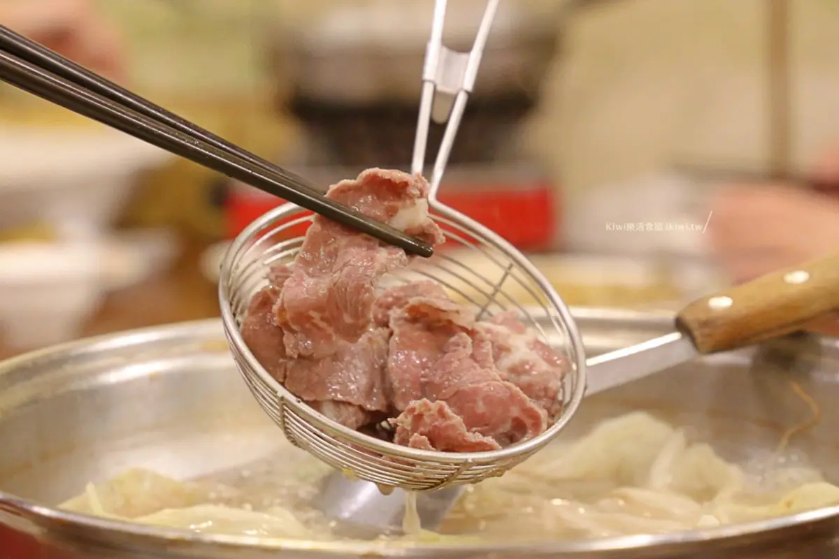 在地肉控口袋名單!嘉義溫體牛肉鍋必點彈牙牛腳蹄,獨特脆腸大火快炒超下飯 在地肉控口袋名單!嘉義溫體牛肉鍋必點彈牙牛腳蹄,獨特脆腸大火快炒超下飯