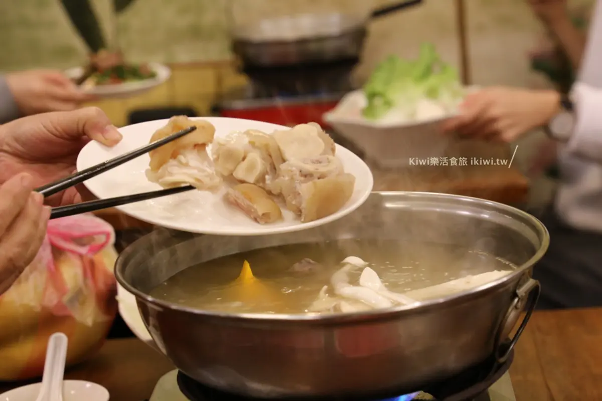 在地肉控口袋名單!嘉義溫體牛肉鍋必點彈牙牛腳蹄,獨特脆腸大火快炒超下飯 在地肉控口袋名單!嘉義溫體牛肉鍋必點彈牙牛腳蹄,獨特脆腸大火快炒超下飯