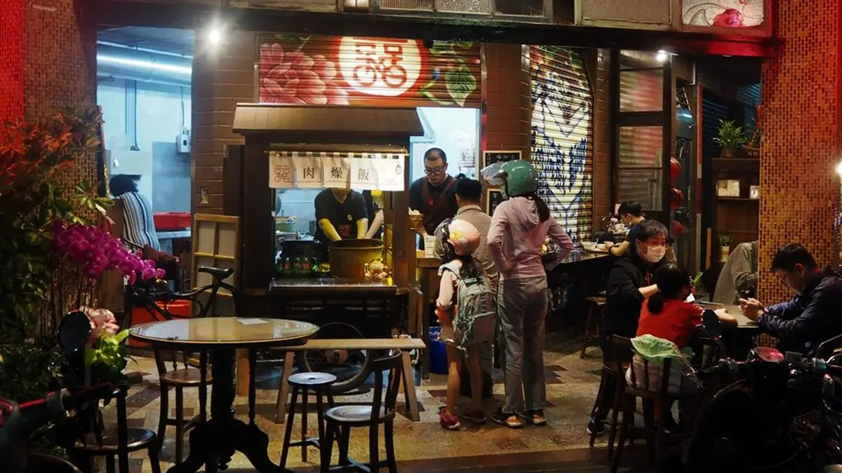 從攤車賣到開店面！高雄人氣小吃必點雙重享受「鴛鴦飯」，招牌豆腐嘗得到淡淡中藥香
