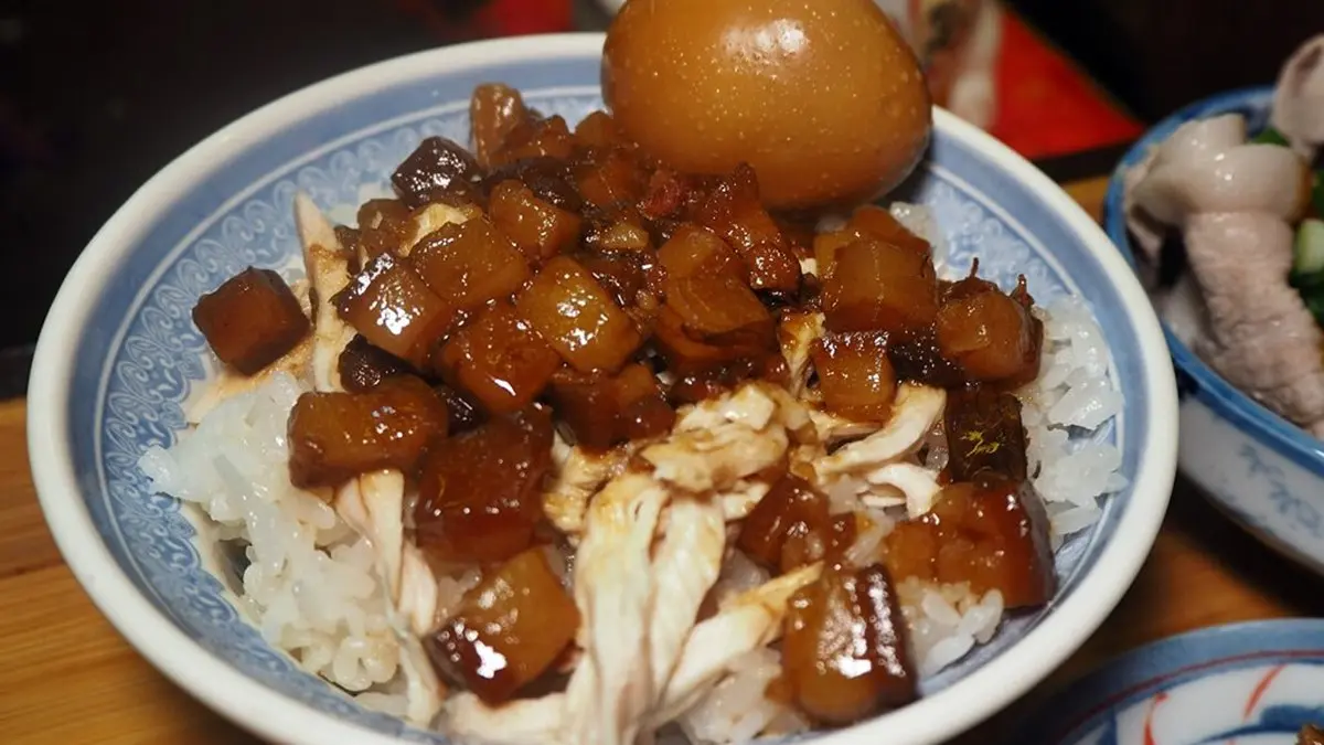 從攤車賣到開店面！高雄人氣小吃必點雙重享受「鴛鴦飯」，招牌豆腐嘗得到淡淡中藥香