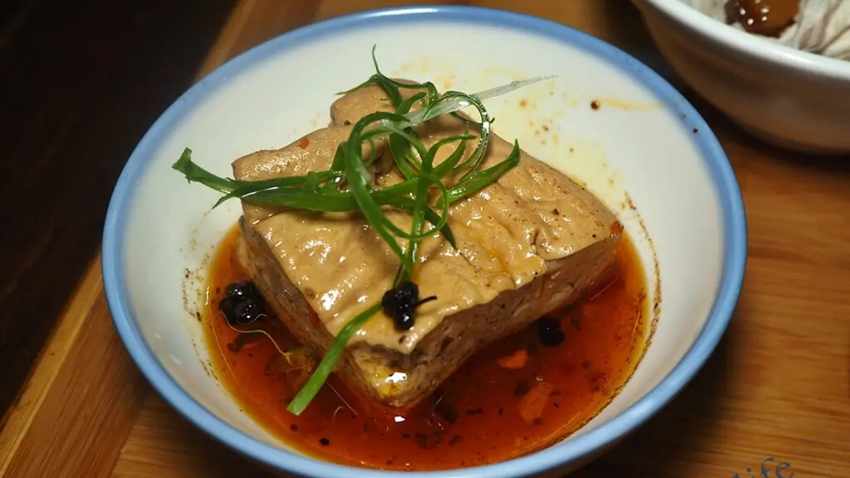 從攤車賣到開店面！高雄人氣小吃必點雙重享受「鴛鴦飯」，招牌豆腐嘗得到淡淡中藥香
