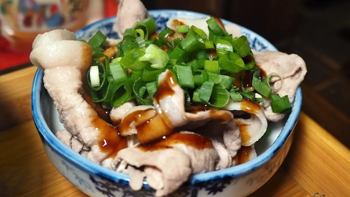 從攤車賣到開店面！高雄人氣小吃必點雙重享受「鴛鴦飯」，招牌豆腐嘗得到淡淡中藥香