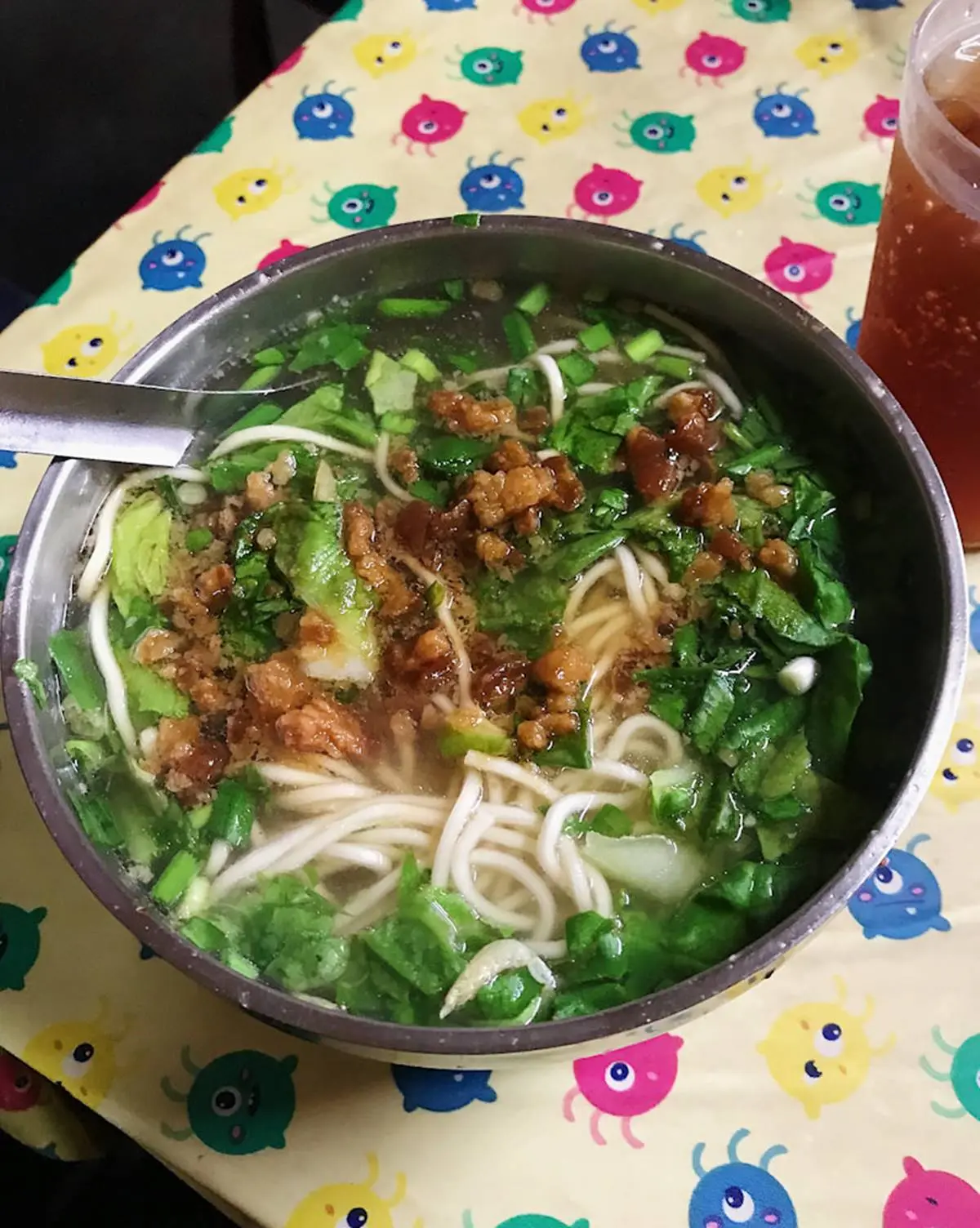 百年市場嗑美食！台南「鴨母寮」超夯７攤：50年粉腸三色蛋、火燒蝦肉圓、巨無霸布丁