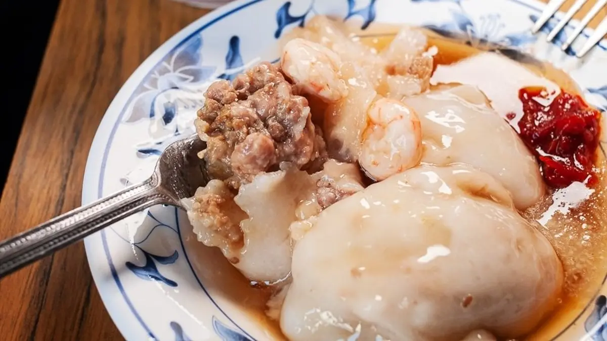 百年市場嗑美食！台南「鴨母寮」超夯７攤：50年粉腸三色蛋、火燒蝦肉圓、巨無霸布丁