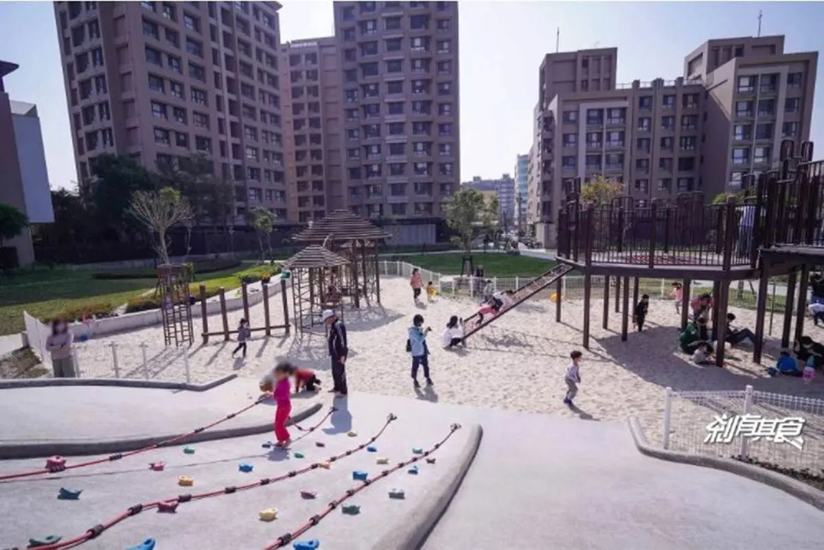 暑假免費放電推薦！台中５大好玩公園：全球首創3D攀爬、立體迷宮、恐龍滑梯