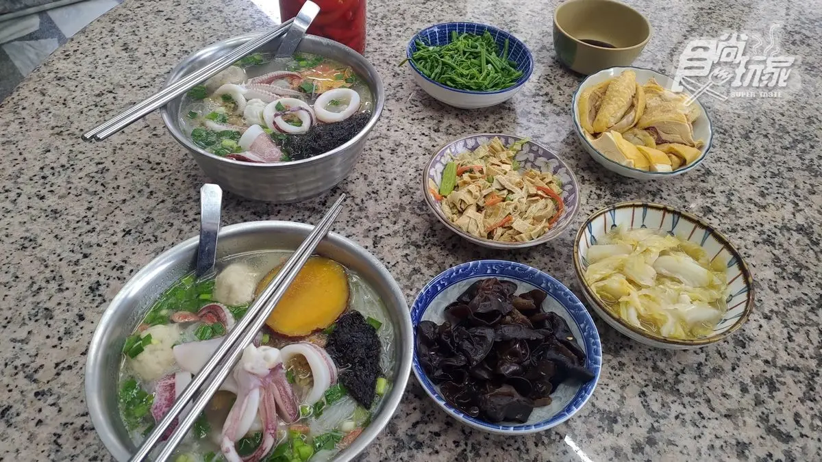 只賣這一味！超澎派「小卷米粉」慢燉玉米雞湯頭超清爽，配祕方醃製水果泡菜更對味