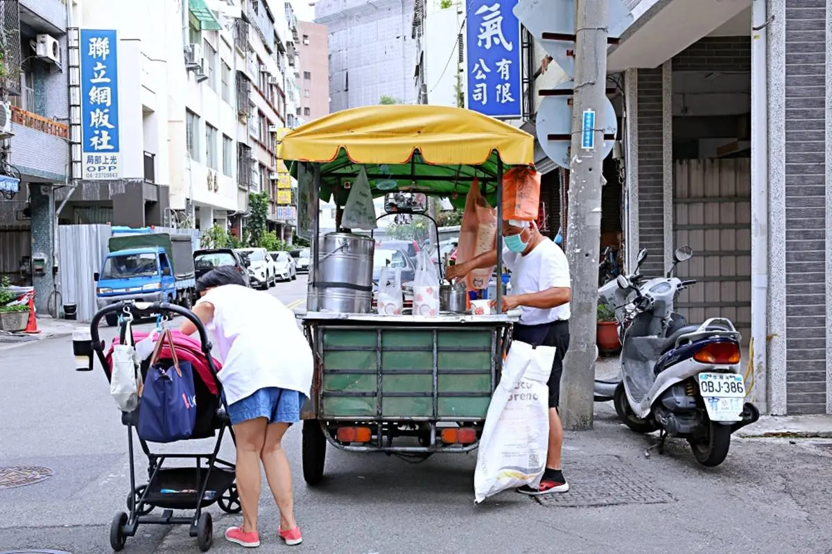 一賣60年！台中傳統豆花攤車古法製作、口感細滑綿密，連作家也愛吃