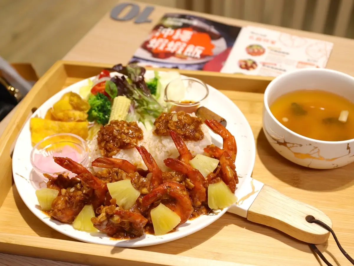 台南吃得到沖繩料理！隱藏新菜「巨無霸蝦蝦飯」鋪滿10隻大蝦，海水藍氣泡飲漸層超美拍