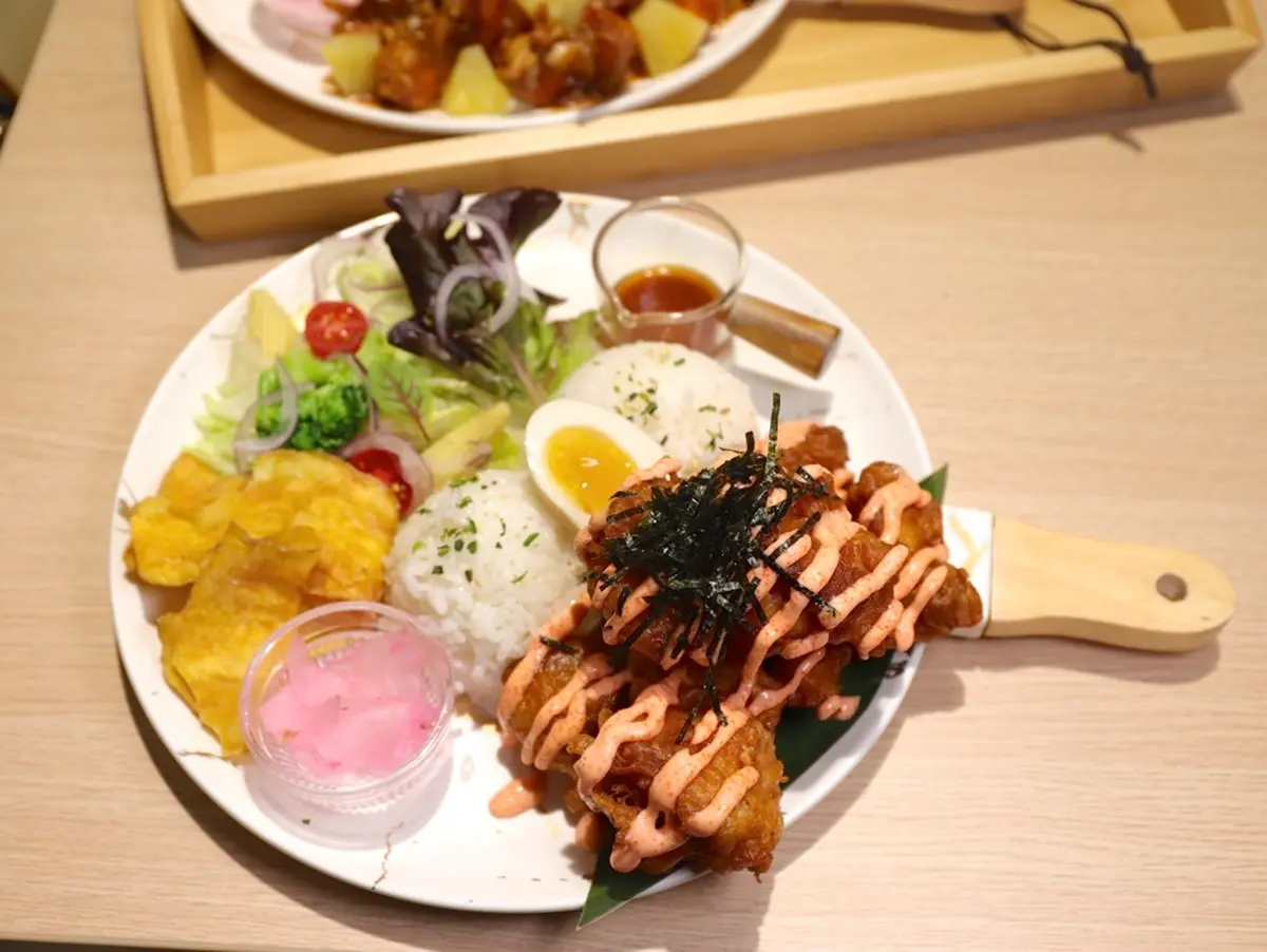 台南吃得到沖繩料理！隱藏新菜「巨無霸蝦蝦飯」鋪滿10隻大蝦，海水藍氣泡飲漸層超美拍