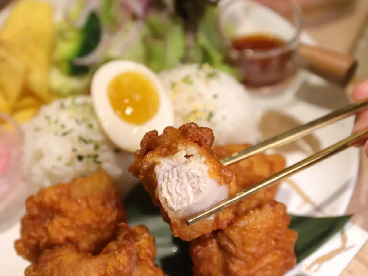 台南吃得到沖繩料理！隱藏新菜「巨無霸蝦蝦飯」鋪滿10隻大蝦，海水藍氣泡飲漸層超美拍