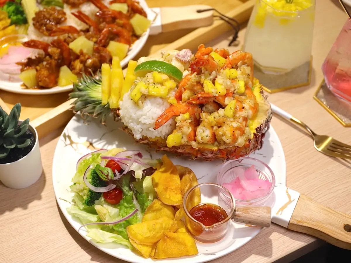 台南吃得到沖繩料理！隱藏新菜「巨無霸蝦蝦飯」鋪滿10隻大蝦，海水藍氣泡飲漸層超美拍