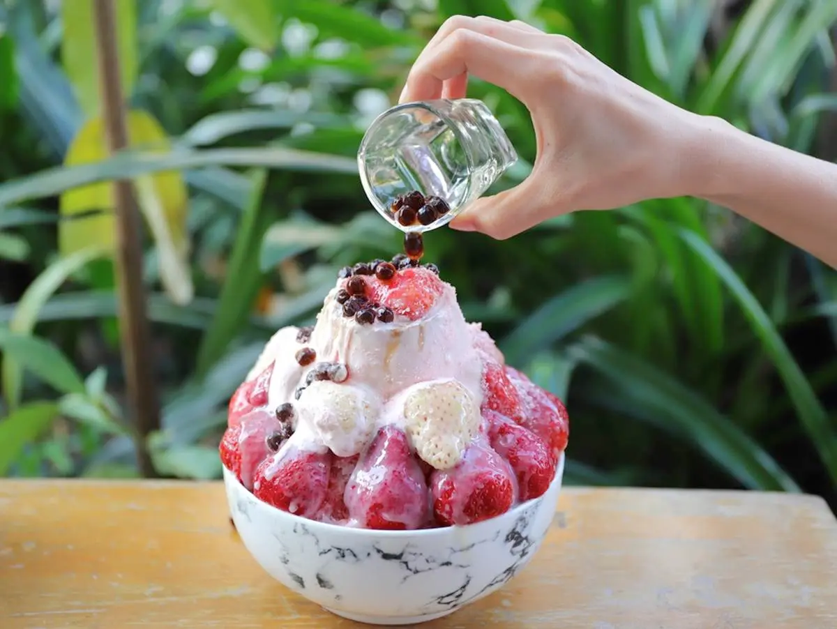 草莓季倒數！台南3家爆料系甜點：紅白雙色草莓冰、卡士達餡閃電泡芙、草莓山雪花冰