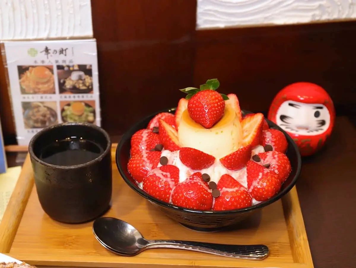 草莓季倒數！台南3家爆料系甜點：紅白雙色草莓冰、卡士達餡閃電泡芙、草莓山雪花冰