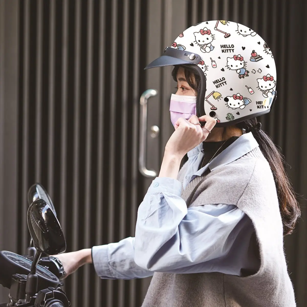 無嘴貓女王有新貨！２大百貨推三麗鷗「Hello Kitty周邊小物」，這間獨家換「Kitty半罩式安全帽」