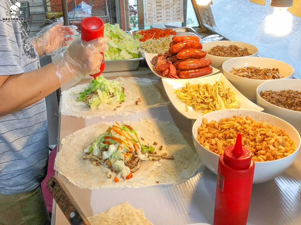 【全台潤餅大PK】東、南部激推８家：比手臂粗巨無霸、66年排隊老店、包2大球瑞士冰淇淋