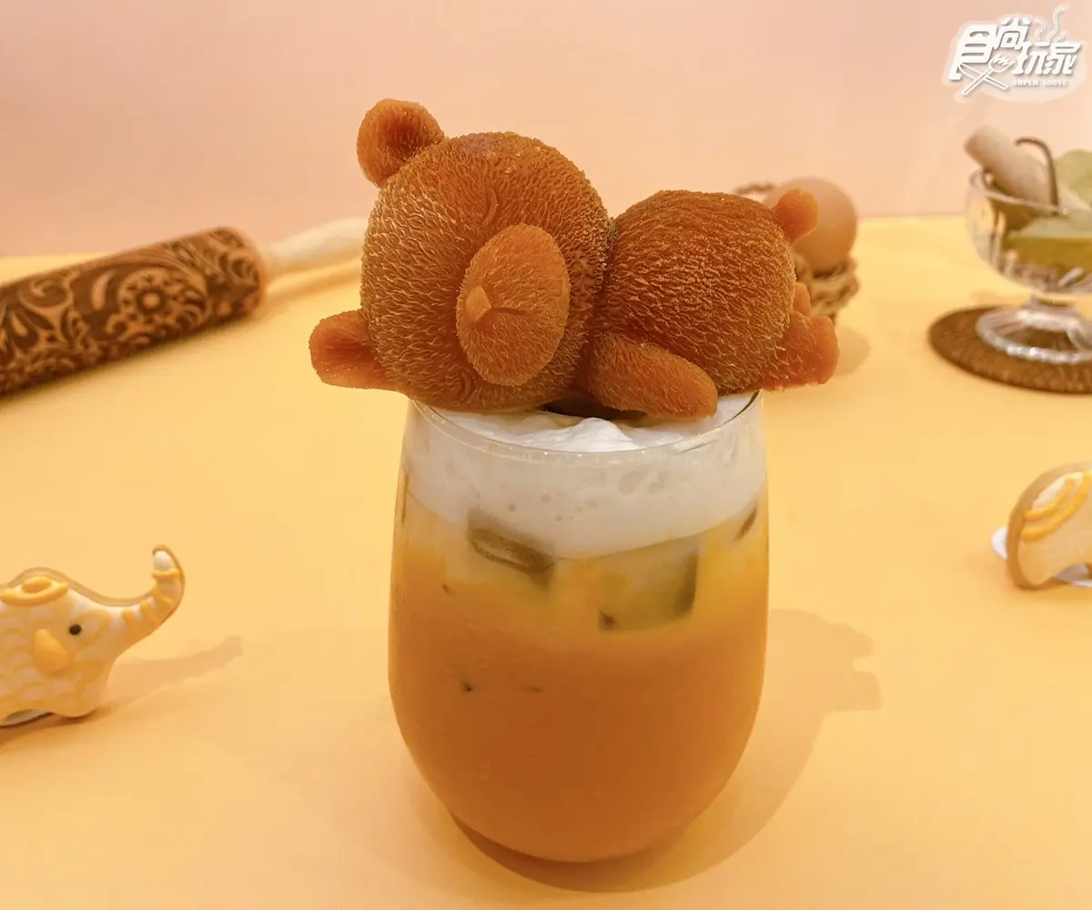 「趴睡奶茶小熊」太萌！日本人氣鬆餅推「手標泰奶舒芙蕾」，再吃焦糖嫩布丁