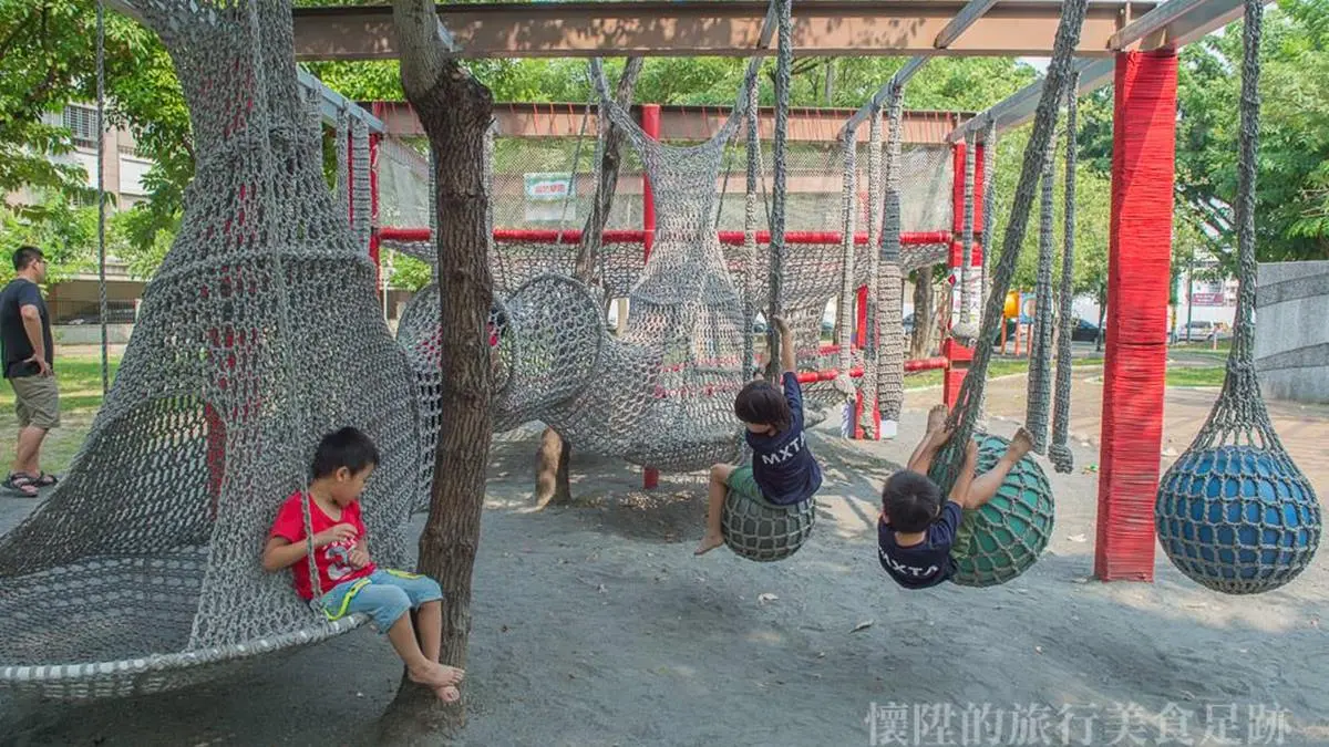 小孩放電首選！台南５公園免費玩：太空梭盪鞦韆、高空溜索、隱藏版侏儸紀