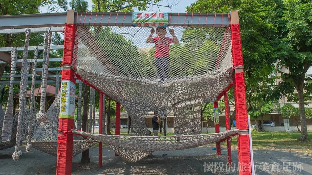 小孩放電首選！台南５公園免費玩：太空梭盪鞦韆、高空溜索、隱藏版侏儸紀