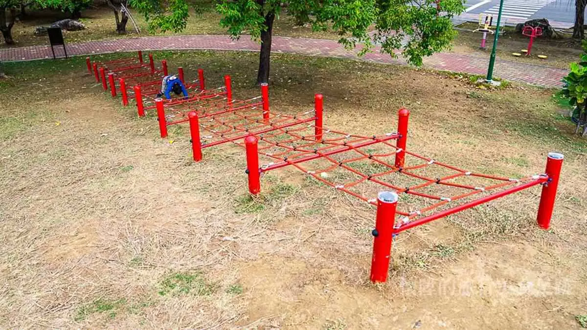 小孩放電首選！台南５公園免費玩：太空梭盪鞦韆、高空溜索、隱藏版侏儸紀