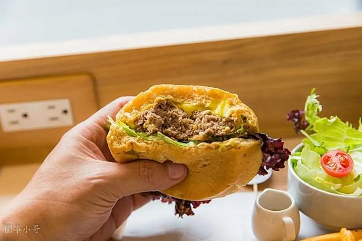 【新開店】海賊王迷朝聖！中壢咖啡廳藏魯夫最愛「帶骨肉」，蜂蜜芥末起司堡夾超厚肉排