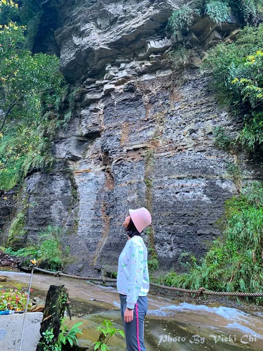 汐止祕境重現！30分鐘親溪步道可賞瀑布、觀山景，還能打卡美拍５層樓高聳岩壁