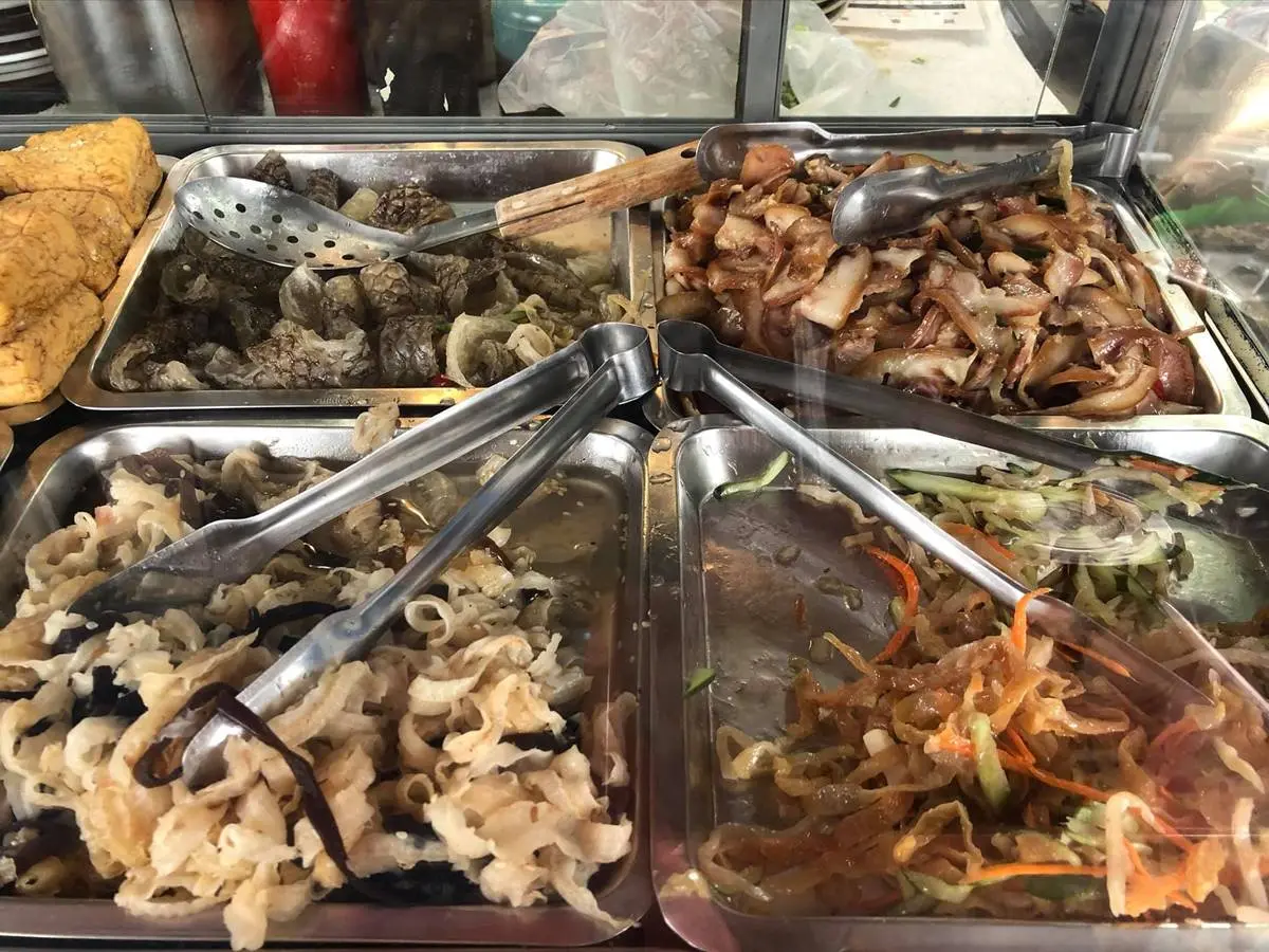 別處吃不到!漁港必嘗「現流」鯊魚羹,再搭古法燻製「鯊魚煙」更過癮 別處吃不到!漁港必嘗「現流」鯊魚羹,再搭古法燻製「鯊魚煙」更過癮