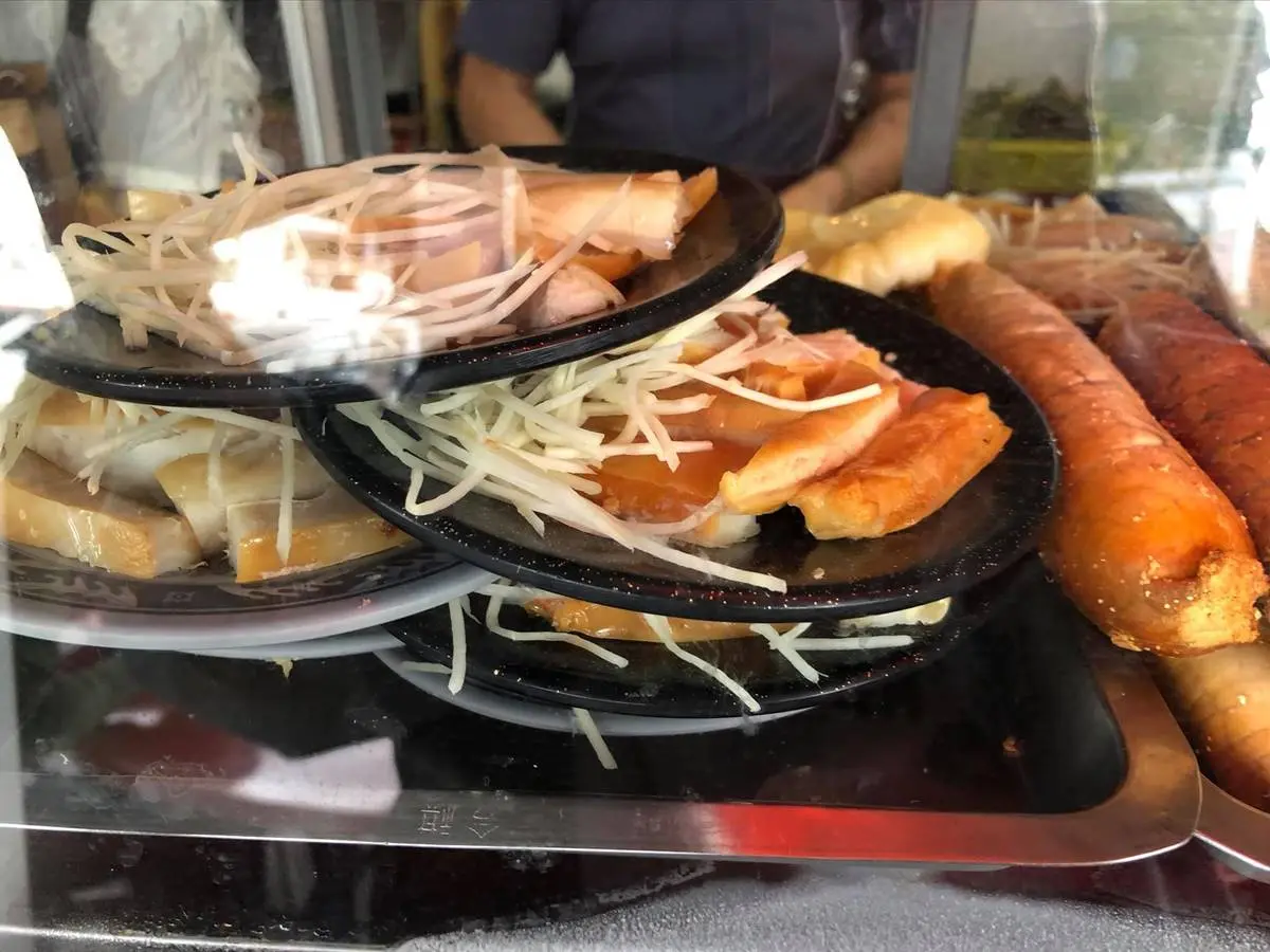 別處吃不到!漁港必嘗「現流」鯊魚羹,再搭古法燻製「鯊魚煙」更過癮 別處吃不到!漁港必嘗「現流」鯊魚羹,再搭古法燻製「鯊魚煙」更過癮