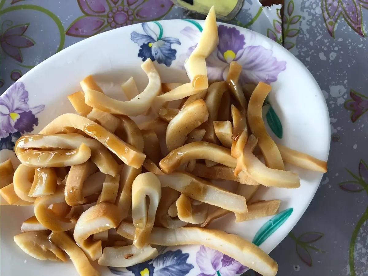 別處吃不到!漁港必嘗「現流」鯊魚羹,再搭古法燻製「鯊魚煙」更過癮 別處吃不到!漁港必嘗「現流」鯊魚羹,再搭古法燻製「鯊魚煙」更過癮