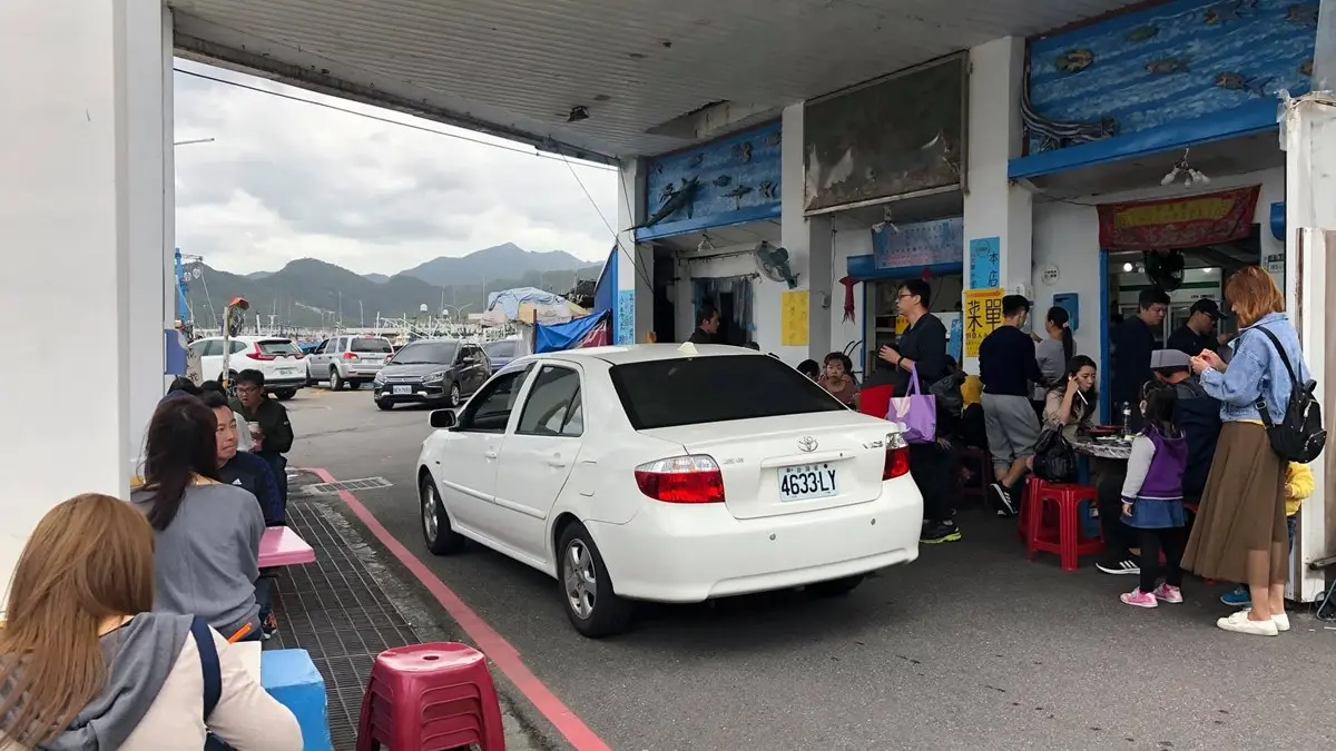 別處吃不到!漁港必嘗「現流」鯊魚羹,再搭古法燻製「鯊魚煙」更過癮 別處吃不到!漁港必嘗「現流」鯊魚羹,再搭古法燻製「鯊魚煙」更過癮