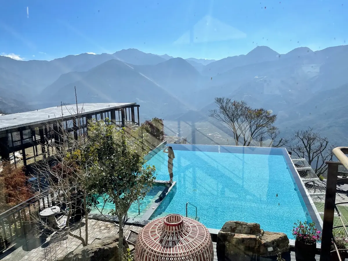 擁抱無敵山景！清境歐風莊園旅店「無邊際泳池」超美拍，還能一邊泡澡一邊看星星