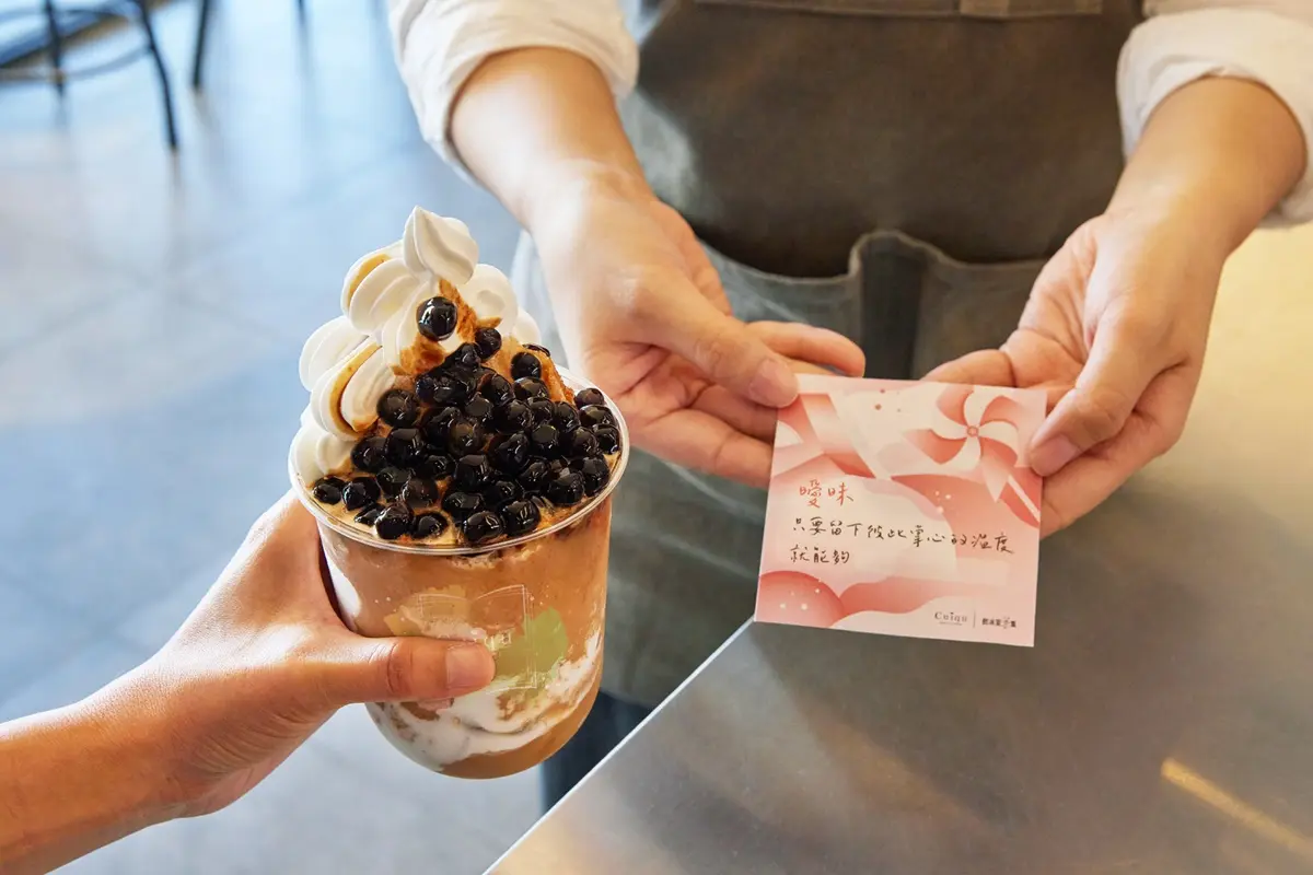 綠茶粉圓、茶凍多到滿出來!「奎克咖啡x飲冰室」推3款浮誇系奶茶冰沙,揪友喝折100元 綠茶粉圓、茶凍多到滿出來!「奎克咖啡x飲冰室」推3款浮誇系奶茶冰沙,揪友喝折100元