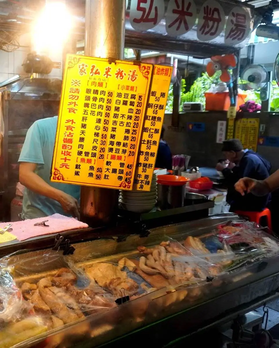 在地人才知！基隆市場３攤古早味：米粉湯配腰尺、50年手工肉圓，加碼「台義混血咖啡店」