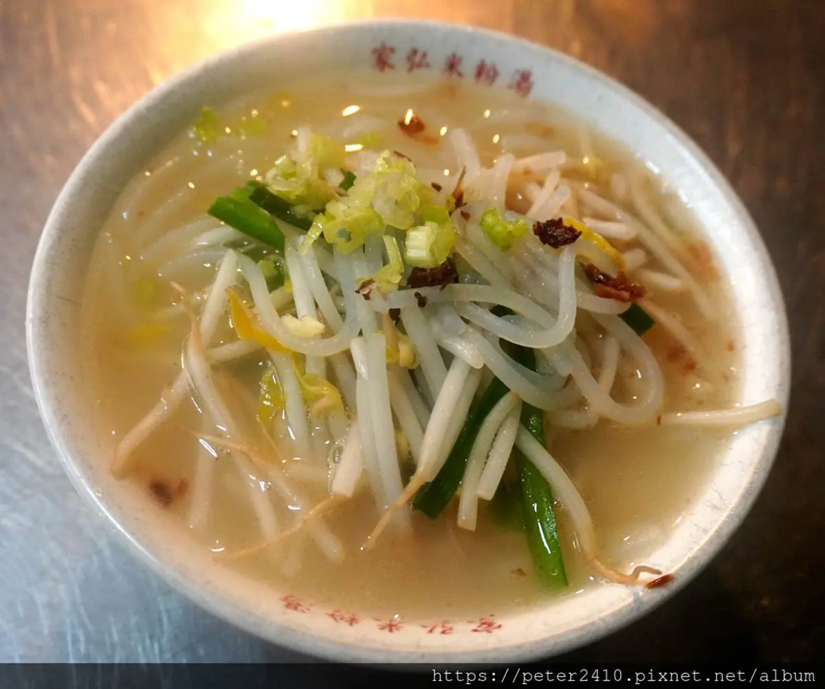 在地人才知！基隆市場３攤古早味：米粉湯配腰尺、50年手工肉圓，加碼「台義混血咖啡店」