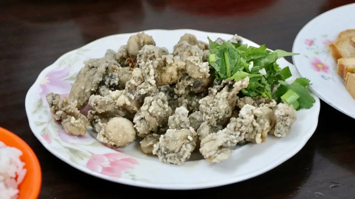 在地人強推！基隆３家不踩雷海鮮：鹿角菜配海景、無招牌熱炒老店、預約制「漁夫鍋」