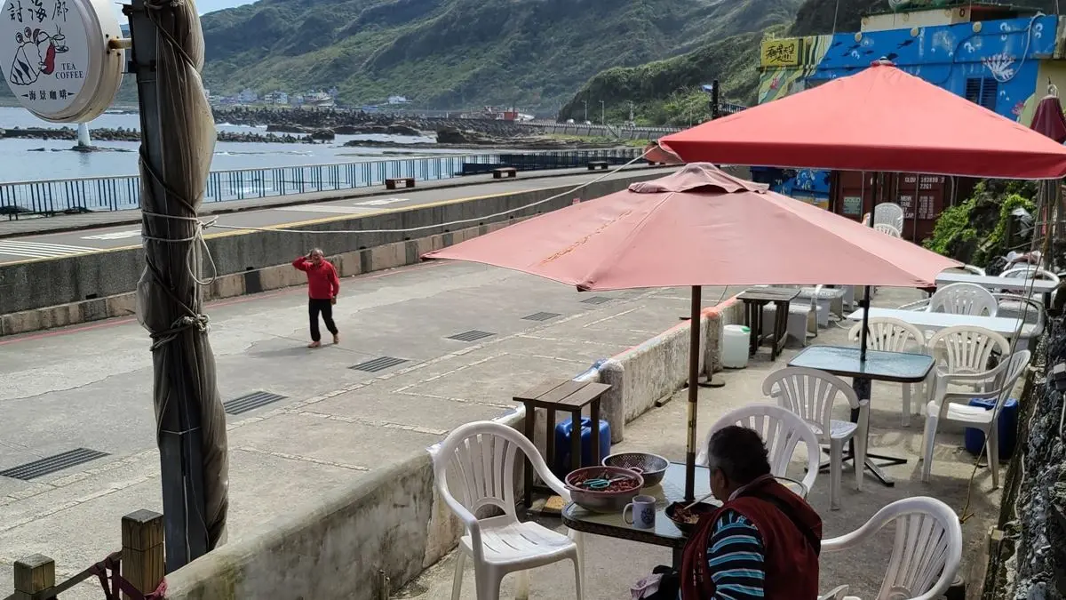 在地人強推！基隆３家不踩雷海鮮：鹿角菜配海景、無招牌熱炒老店、預約制「漁夫鍋」