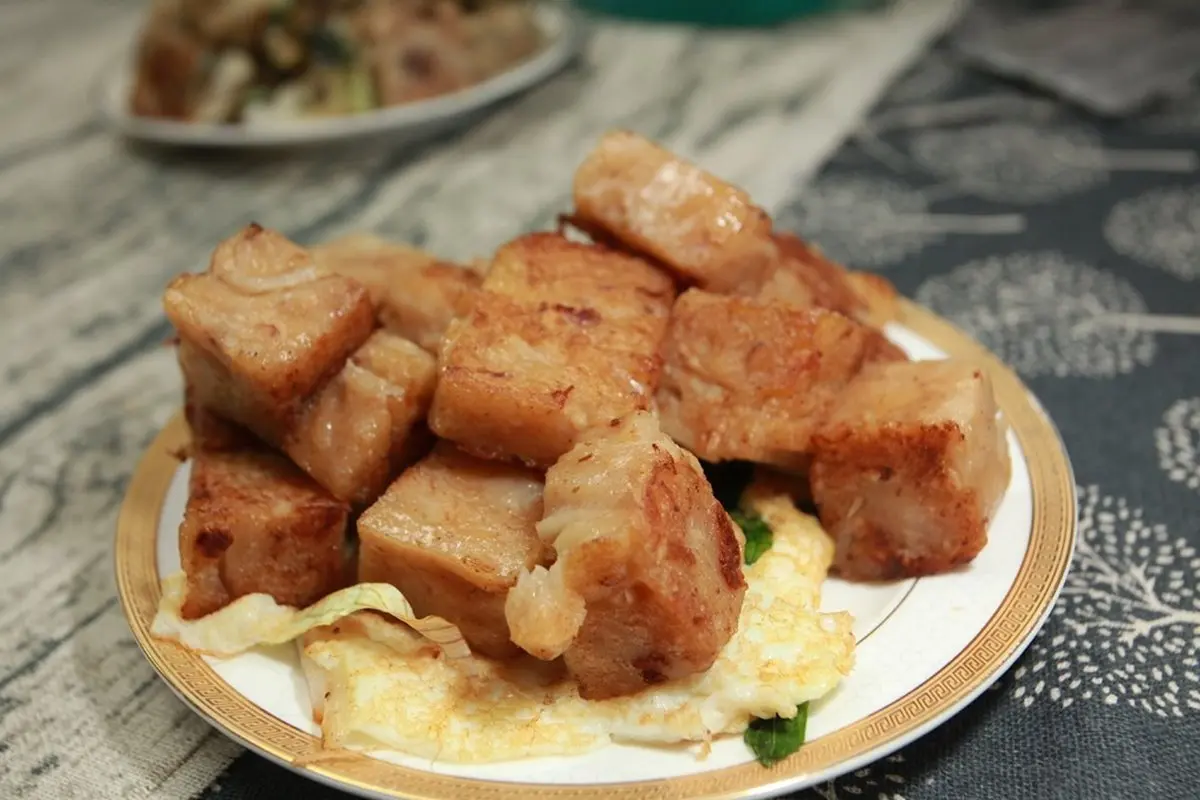 【新開店】超有哏蘿蔔糕餐車！九層塔+皮蛋、金沙口味別處吃不到，拌炒洋蔥免加價