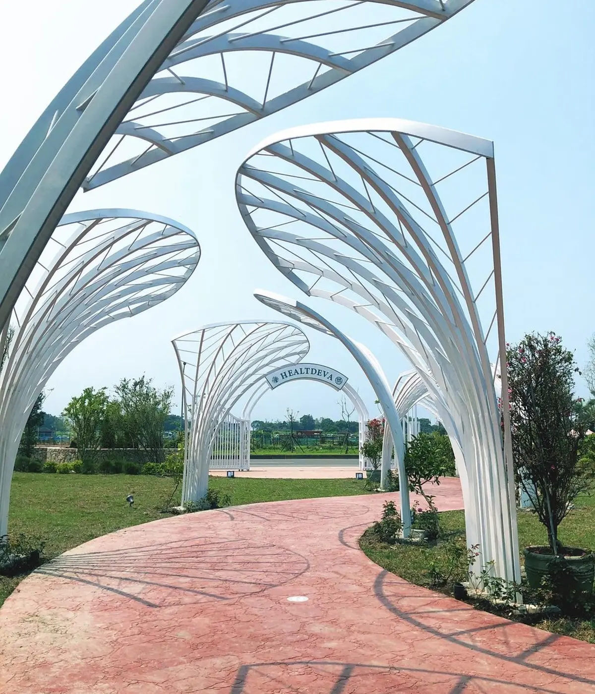 「空中城堡」夢幻爆棚！宜蘭新景點6000坪「赫蒂法莊園」，歐風莊園、地上鏡池必踩點
