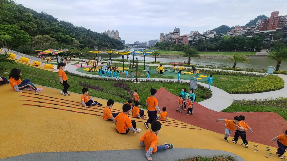 小孩放電區+１！近700坪「灣潭兒童遊戲場」開放了，攀爬坡、會晃動的吊床通通玩爆