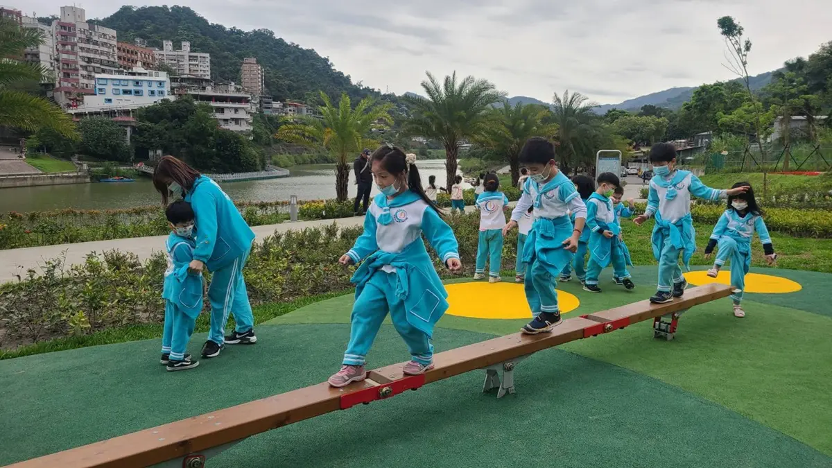小孩放電區+１！近700坪「灣潭兒童遊戲場」開放了，攀爬坡、會晃動的吊床通通玩爆