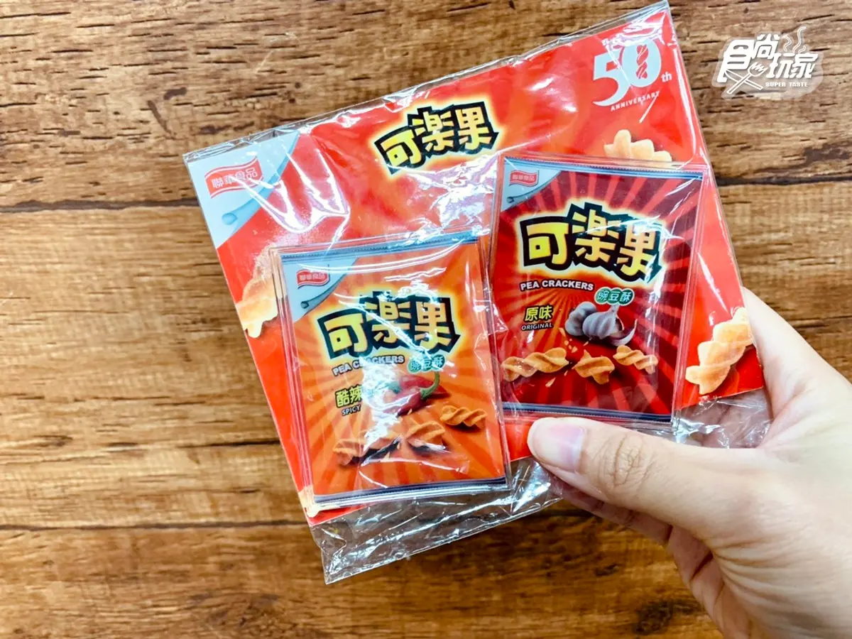 網友瘋搶「可樂果磁鐵」這拿！小七買２包就直接送一組，超Q原味+辣味款都有免抽
